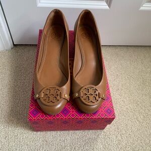 Tory Burch beige shoes pre loved please pics for scuffs!